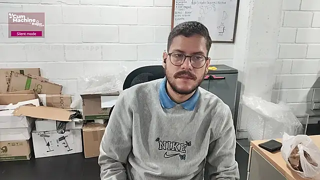 Snapshot of AndyHepburn chatting on October 10, 2025, 1:32 pm AndyHepburn online show from October 10, 2025, 1:32 pm