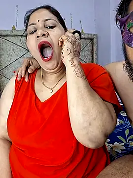 Snapshot of MOM-SUN-COUPLE chatting on February 14, 2025, 5:25 pm MOM-SUN-COUPLE online show from February 14, 2025, 5:25 pm