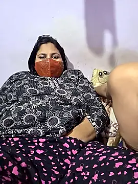 Snapshot of MOM-SUN-COUPLE chatting on September 8, 2025, 7:13 pm MOM-SUN-COUPLE online show from September 8, 2025, 7:13 pm