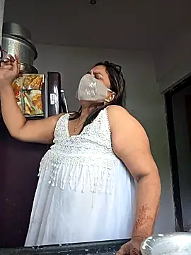 Snapshot of MOM-SUN-COUPLE chatting on October 5, 2025, 10:35 am MOM-SUN-COUPLE online show from October 5, 2025, 10:35 am