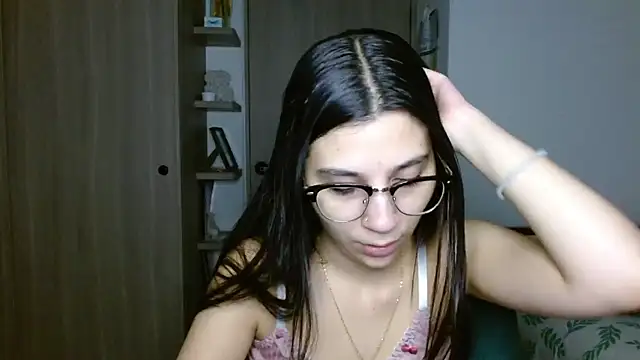 mia  lopez  online show from December 17, 2025, 2:06 am