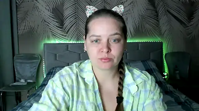 Snapshot of uliastar chatting on October 13, 2025, 5:40 am uliastar online show from October 13, 2025, 5:40 am