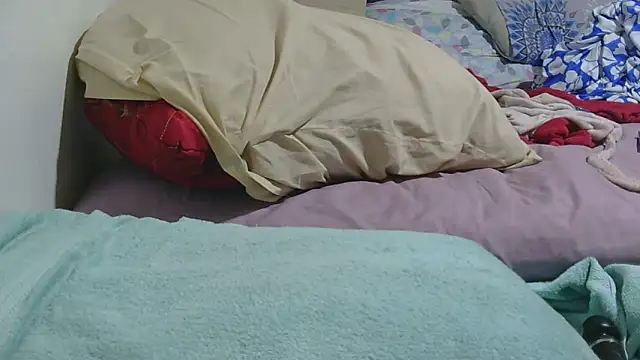 sluttylaura21 online show from April 3, 2026, 5:38 am