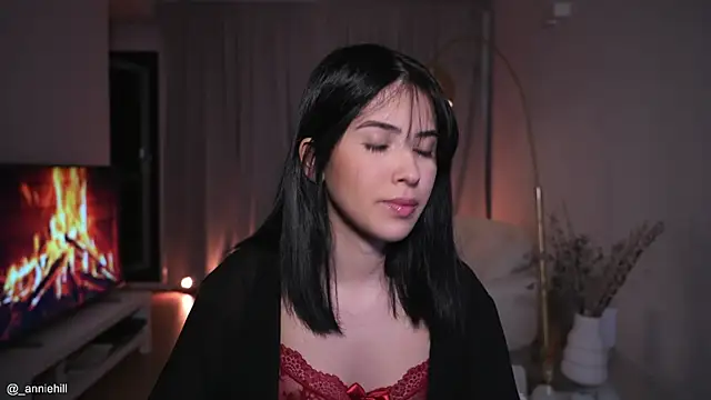 Snapshot of anniehillofficial chatting on October 1, 2025, 8:37 pm anniehillofficial online show from October 1, 2025, 8:37 pm