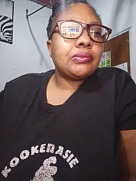 Snapshot of YELLOW_BONE chatting on June 4, 2026, 9:10 pm YELLOW BONE online show from June 4, 2026, 9:10 pm