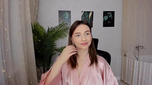 Snapshot of GracefulLook chatting on February 24, 2025, 3:44 am GracefulLook online show from February 24, 2025, 3:44 am