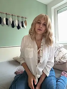 Snapshot of LaurenSommer chatting on November 12, 2025, 8:48 am LaurenSommer online show from November 12, 2025, 8:48 am