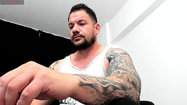 Snapshot of musclemonster31 chatting on October 2, 2025, 3:57 am musclemonster31 online show from October 2, 2025, 3:57 am