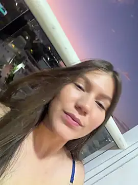 AmelieLaurent  online show from December 20, 2025, 11:01 pm