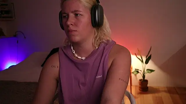 moonamii online show from January 9, 2025, 9:26 pm