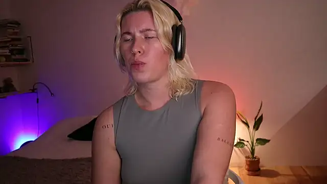 moonamii online show from January 23, 2025, 6:24 pm