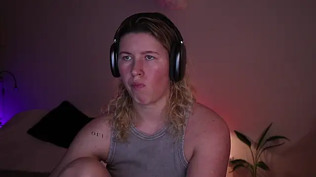 moonamii online show from December 4, 2025, 6:05 pm