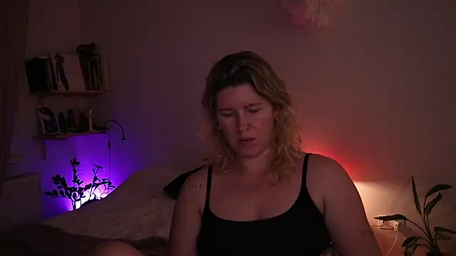 moonamii online show from December 13, 2025, 8:04 pm