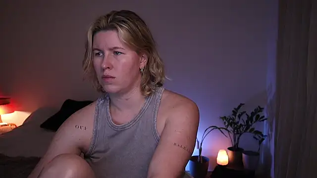 moonamii online show from April 10, 2026, 6:12 pm