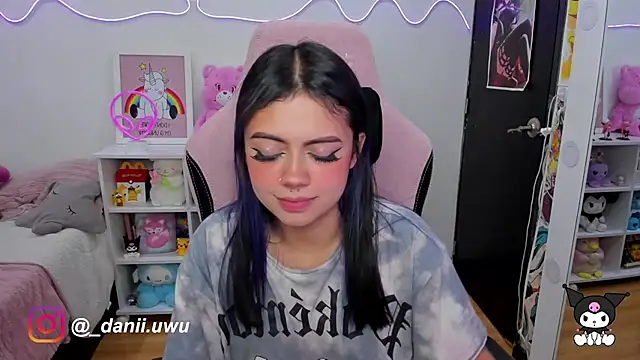 Snapshot of CuteDani_ chatting on March 3, 2025, 11:22 am CuteDani online show from March 3, 2025, 11:22 am