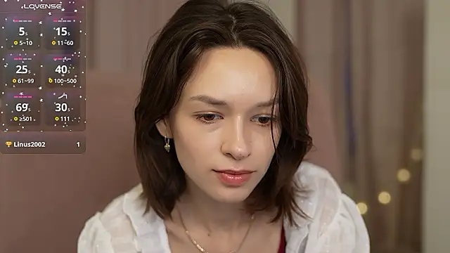 VivianLy  online show from December 3, 2024, 10:39 am