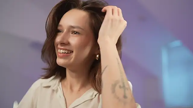 VivianLy  online show from January 9, 2025, 11:03 am