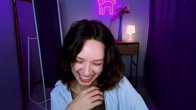 VivianLy  online show from February 2, 2025, 3:39 pm