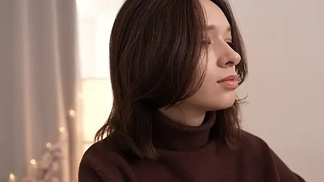 VivianLy  online show from February 21, 2025, 11:01 am