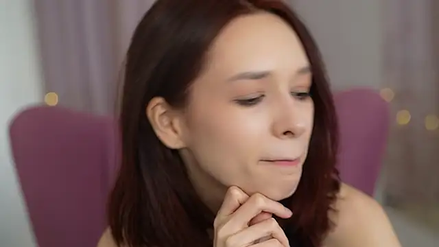 VivianLy  online show from March 13, 2025, 11:19 am