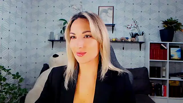 MillaXQueen online show from November 11, 2025, 2:28 pm