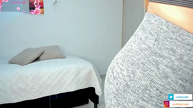 ariel35 online show from September 19, 2025, 9:48 pm