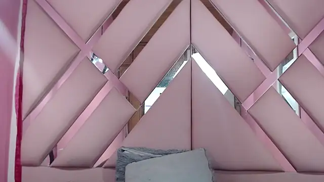 nathaly low1 online show from February 6, 2025, 5:46 am