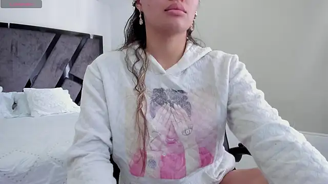 AnnieAndStefan online show from November 7, 2025, 2:28 pm