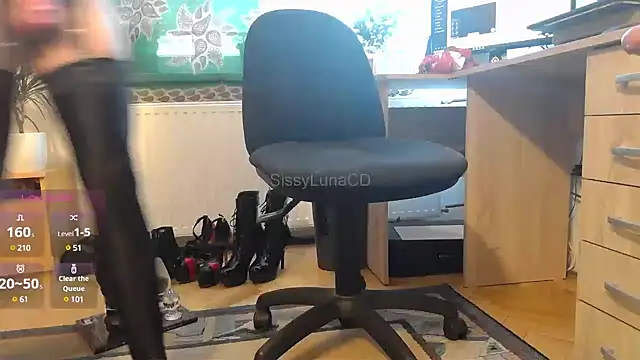 Snapshot of SissyLunaCD chatting on January 27, 2025, 8:40 am SissyLunaCD online show from January 27, 2025, 8:40 am