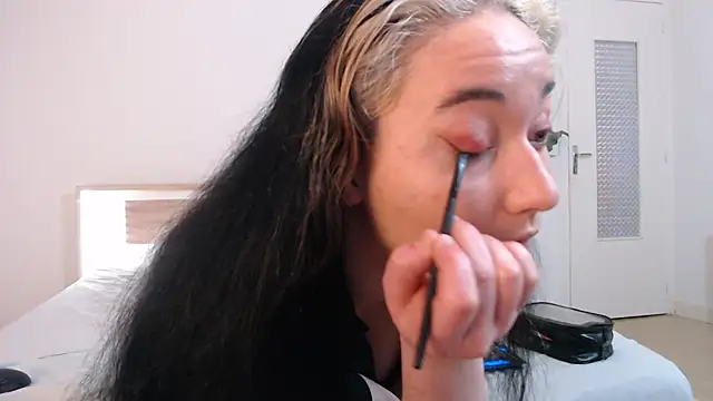 Crystal-dreamt online show from March 3, 2025, 8:16 am