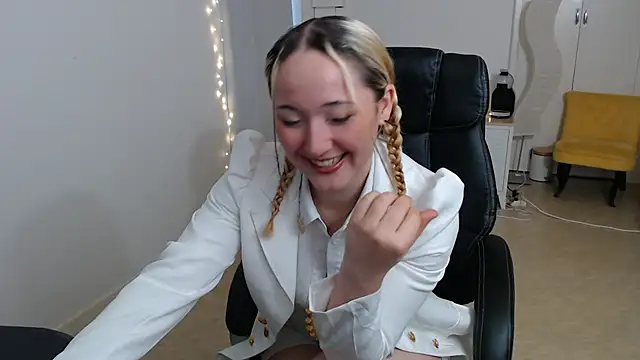 Crystal-dreamt online show from October 4, 2025, 8:56 am