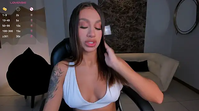 DannaCruz online show from January 18, 2025, 10:39 am