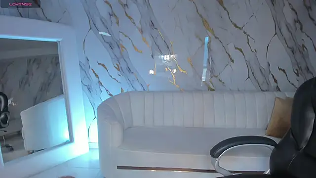 DannaCruz online show from October 7, 2025, 5:43 pm