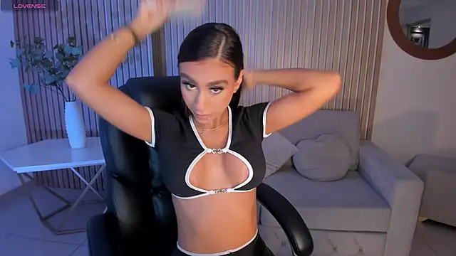 DannaCruz online show from October 18, 2025, 7:25 pm