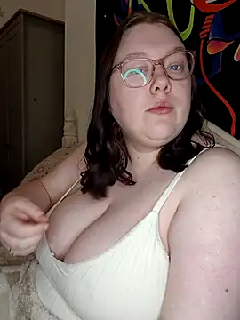 Sexycurvyemilyy online show from April 21, 2026, 8:55 pm