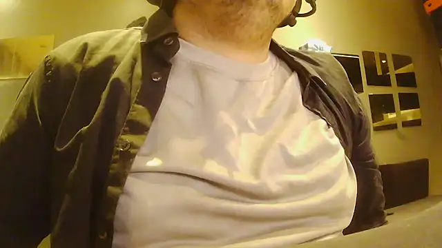 Snapshot of Bebemickey75 chatting on December 17, 2025, 5:24 am Bebemickey75 online show from December 17, 2025, 5:24 am