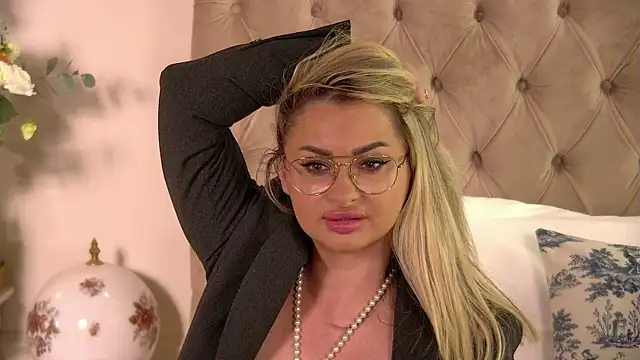 Denisse Perry online show from September 10, 2025, 11:05 pm