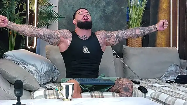 masterkingofmusclee online show from November 4, 2025, 7:51 am