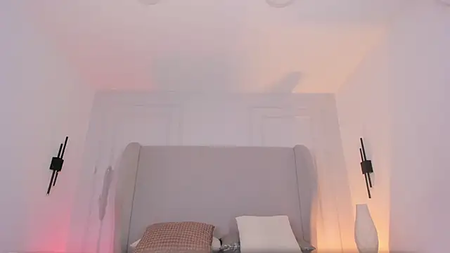 chloe d online show from December 19, 2025, 1:07 pm