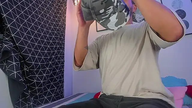 Snapshot of Juan_Castano chatting on March 16, 2025, 12:45 am Juan Castano online show from March 16, 2025, 12:45 am