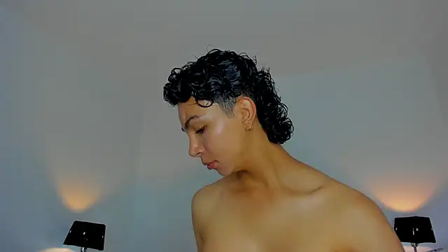 xhenisa  online show from November 26, 2025, 9:05 pm