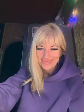 Snapshot of AlinaGrosu chatting on February 16, 2025, 12:30 am AlinaGrosu online show from February 16, 2025, 12:30 am