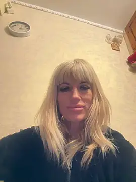 Snapshot of AlinaGrosu chatting on February 22, 2025, 10:09 pm AlinaGrosu online show from February 22, 2025, 10:09 pm