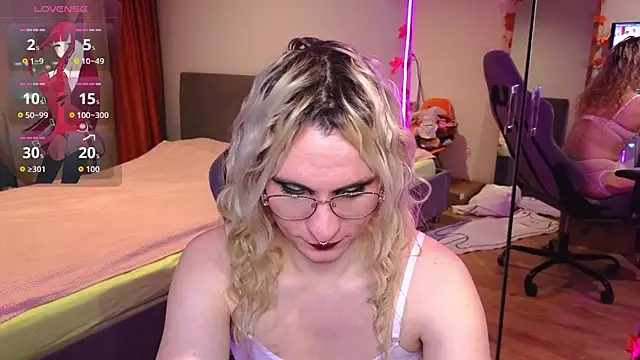 Lori Myaf online show from November 18, 2025, 2:54 pm