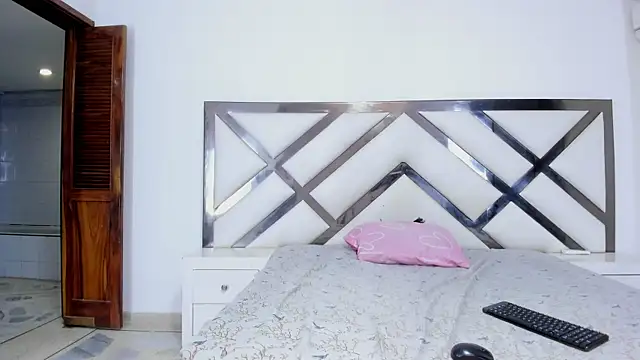 Shanelle   online show from November 18, 2025, 4:33 pm