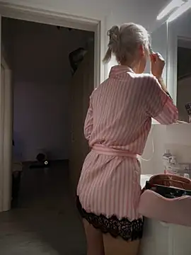 Ella Charm online show from October 31, 2025, 4:52 pm