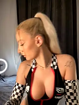 Ella Charm online show from November 21, 2025, 5:11 pm