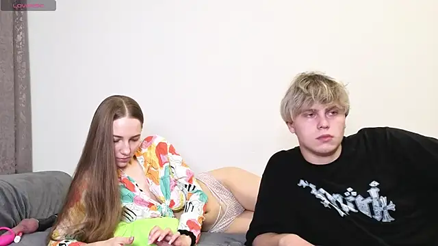 Emily and Ilumi online show from September 25, 2025, 10:19 am