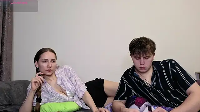 Emily and Ilumi online show from December 4, 2025, 5:43 pm