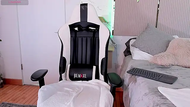 Jadeh Williams02 online show from March 11, 2025, 7:14 pm